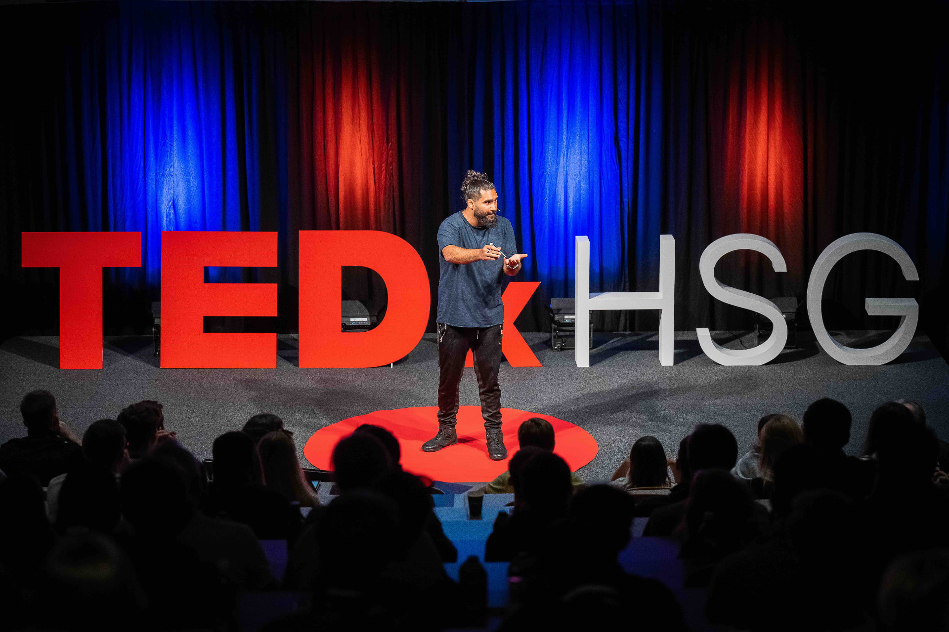Adrian Rouzbeh auf der TEDx-Bühne an der Universität St. Gallen