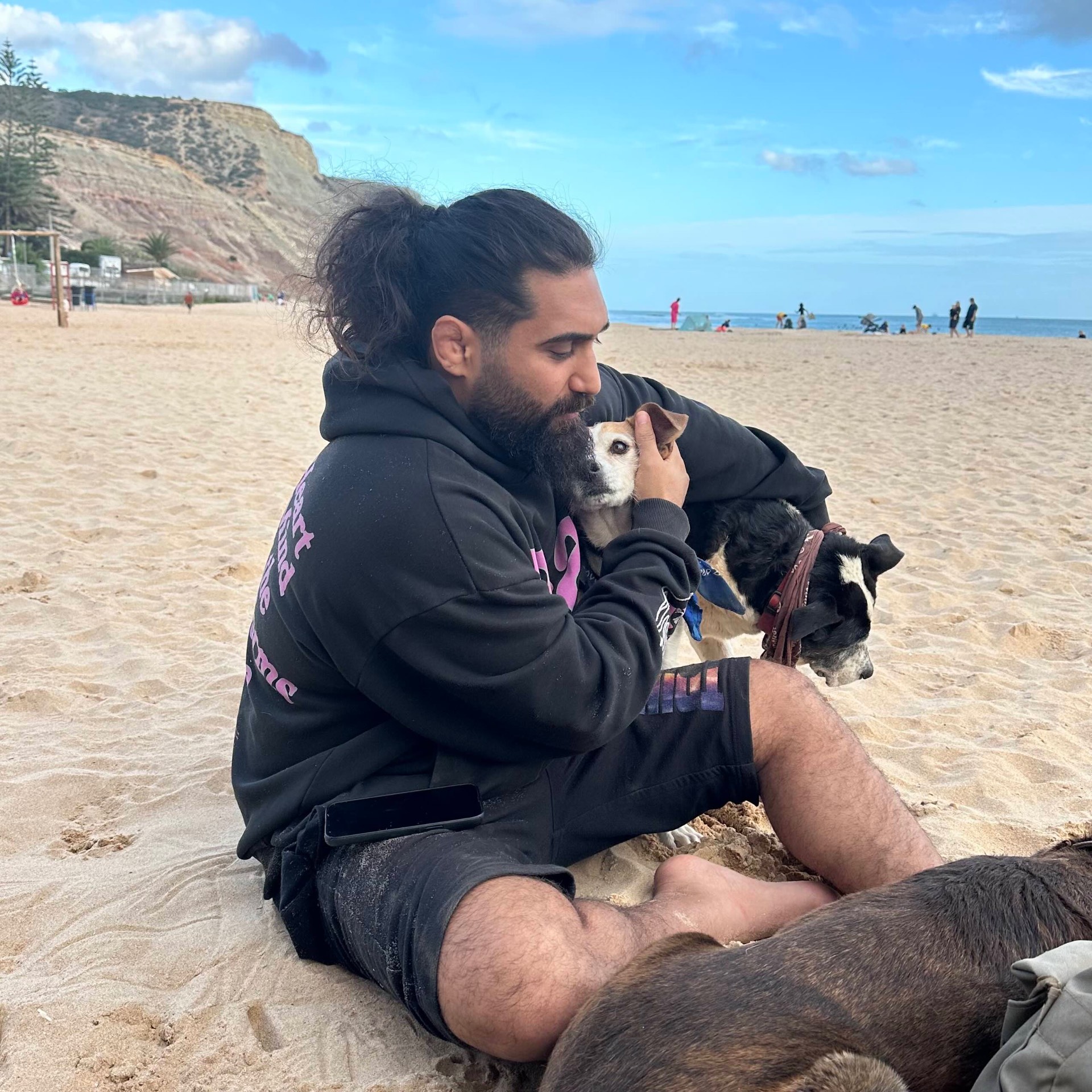 Adrian Rouzbeh am Strand mit seinen Hunden
